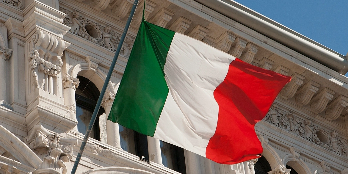 włoska flaga wisząca na budynku